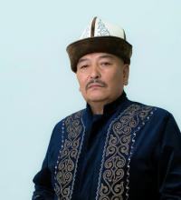 "Өзгөрүү болбосо министрликтин алдына чатыр тигем". Курмангазы Азыкбаев балдары, неберелери менен митингге чыкты