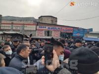 Президентке суроо бергиси келген SUPER.KG порталынын журналистин милиция кызматкерлери кармап кетүүгө аракет кылышты