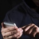"Өздөрүн жогорку кызматтагы адам катары тааныштырган". ИИМ телефон аркылуу алдамчылык кылганга шектүүлөрдү кармады