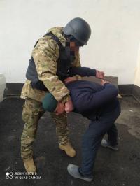 Ошто бейтааныш аялды көчөдө сабаган уюшкан кылмыштуу топтун мүчөсү кармалды