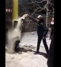 Жоругуң жолдо калсын! Баланы скотч менен мамыга байлап, башына ун төгүп, жумуртка жаргандар аныкталды