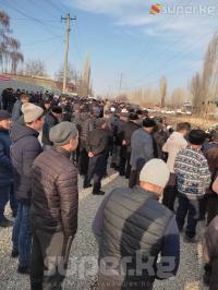 Өзгөндө Мадумаров менен Ураимовду колдоо митинги өтүүдө