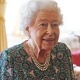 Улуу Британиянын ханышасы Елизаветта II ага басуу кыйын болуп жатканын айтты