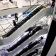 Навоиде 4-кабаттагы эскалатордон небереси менен кулаган киши каза болду (видео)