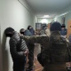 Кримтөбөл "Женгонун" кылмыштуу тобунун мүчөлөрү ишкерлерден опузалап акча алып жаткан жеринен кармалды