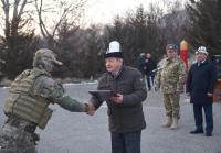 Акылбек Жапаров Баткен облусундагы аскер бөлүктөрүнө барды
