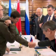 Орусия-Украина кырдаалы: Сүйлөшүү башталар алдында эки өлкөнүн делегациялары кол алышып учурашты (видео)