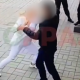 Социалдык тармактарда эркек киши көчөдөн аялды сабап жаткан видео тарады