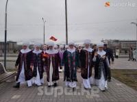 "Ак калпак кийгендерди кыргыз деп бил". Бишкекте Ак калпак күнүнө карата жөө жүрүш башталды