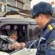 Жол инспекторлорунан айып эмес, гүл алып кубанган жалал-абаддык айдоочу аялдар