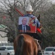 Путиндин сүрөтүн чаптап алып Бишкекте ат минип жүргөн жаранды милиция кармап кетти