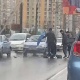 Бишкекте айдоочу жолдун ортосунан кызды сүзүп алды