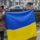 "Украинанын желеги менен". Бишкекте тыюу салынганына карабай Орусия элчилигинин алдында митинг өтүүдө (фото)