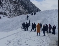 Долондо унаа жолго түшкөн кар көчкүнү тазалоого атайын техника жана адамдар тартылды