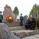 Акылбек Жапаров Аксы окуясында курман болгондорду эскерип, бак отургузду