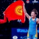 Айсулуу Тыныбекова машыктыруучусу Нурбек Изабековго батир белек кылды