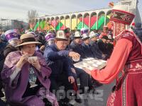 "Ала-Тоо" аянтындагы иш-чарада конокторго сүмөлөк берилди
