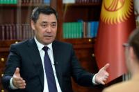 "Аны кечиргем". Садыр Жапаров футболкачан сотко алып келингени кабарланган Алмазбек Атамбаев боюнча билдирүү жасады