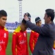 "Navruz Cup 2022": Өзбекстан кыргыз футболчуларына оюн алдында улуттук баш кийимин кийгизди (фото)