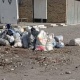 "ЭЛДИК КАБАРга" жооп: Жалал-Абадда жол боюнда тазаланбай турган таштанды боюнча мэрия менен айыл өкмөт жооп берди