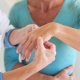Сөөктүн морт болушунун белгилери: аба ырайы өзгөргөндө сөөк ооруп, тырмактар морт болуп, чачтар сынат