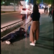 "Мас абалда". Бишкекте эркек кишини ур-тепкиге алганга шектелип 18 жаштагы кыз кармалды