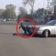 Бишкекте мотоциклдин айдоочусу кырсыкка кабылгандан кийин ордунан тура калды (видео)