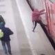 Москвада электричка буту кыпчылып калган аялды бир нече метрге чейин сүйрөп барып токтоду