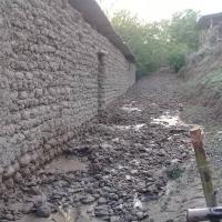 "Кум, шагылга толгон...". Баткенде сел жүрүп, 4 турак үйдүн короосун каптады (фото)