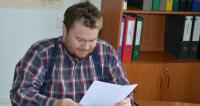 Депутаттар министрдин орун басарын ачуу сынга алып, кызматка кантип келгенин териштирип жатышат