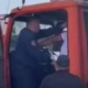 Таласта жүк ташуучу унаанын айдоочусун сабаган ЖКККББнын кызматкери иштен алынды