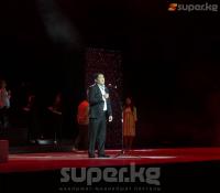 Филармонияда ырчы Аскат Мусабеков менен жубайы Миргүл Асаналиеванын концерти башталууда