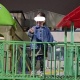 Милиция кызматкерлери "Чынар" базарында адашып жүргөн үч жаштагы кызды үйүнө жеткиришти