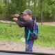 "Бал тили менен". Жол көрсөткөн баланын видеосу коомчулуктун алкоосуна татыды (видео)