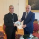 Элчи Өмүрбек Текебаев Ватикандын өкүлүнө немис тилиндеги &laquo;Манас&raquo; эпосу тууралуу китепти белекке берди