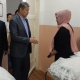 100 миң сом сүйүнчү. Президенттин өкүлү Ошто төрөлгөн төрт эмдин ата-энесин куттуктады