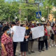Саламаттыкты сактоо министрлигинин алдында Алымкадыр Бейшеналиевди колдоо митинги өттү (фото)