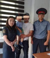 Бишкекте адашып калган 3 жаштагы бала ата-энесине өткөрүлүп берилди