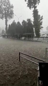 Буга чейин шыбы урап түшкөн "Ош" эл аралык аэропортунун сыртын да сел суулары каптады (видео)