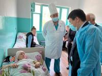 Сабак учурунда мектептин шыбы урап басып калган мугалимге министр жолукту
