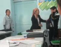 "Пошёл ты!". Сузакта окуучу кыз менен мугалимдин жаңжалы башталган видео тарады