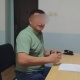 Ошто журналисттин футболкасын айрып, көз айнегин сындырганга шектүү жаран кармалды