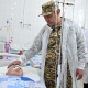 Чекесинен сылап... Садыр Жапаров чек ара тилкесинде жаракат алган жоокерлерди барып көрдү