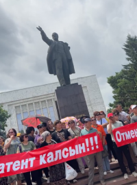 Митингге чыккандар Акылбек Жапаровдун эл алдына чыгышын талап кылууда