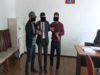 Мамлекеттик салык кызматынын райондук бөлүмүнүн башчысы 12 миң сом пара алып жатканда кармалды