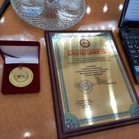 Манасчы Талантаалы Бакчиев алтын медаль менен сыйланды