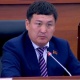 Баары жарыла күлүп... Жусупбек Коргонбай уулу "арткы тешигинен" деп парламенттин мүчөлөрүн күлдүрдү