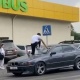 Жөө өтмөктө унаанын айнегин сындыра тепкен жаран изделүүдө