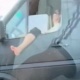 Айнектен бутун чыгарып алып унаа айдаган айдоочунун видеосу талкууга алынды