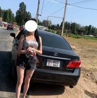 Унаанын терезесинен белинен жогору бөлүгүн чыгарып алган жүргүнчү кызга айып салынды